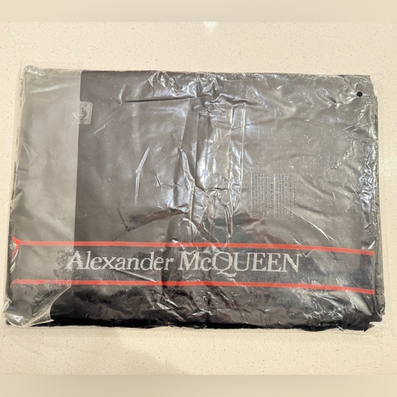 Alexander McQueen Logo Trim Scarf - Picture 4 of 8